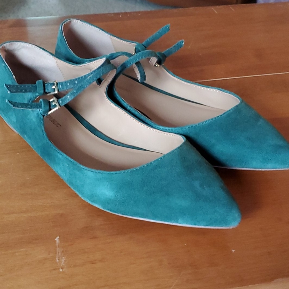 Banana Republic green suede flats